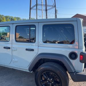صورة 6 لـ 2023 JEEP WRANGLER SPORT