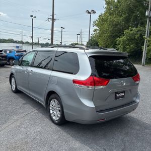 صورة 5 لـ 2012 Toyota SIENNA XLE 8-PASSENGER