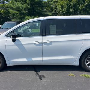 2024 Chrysler VOYAGER LX — фото 3