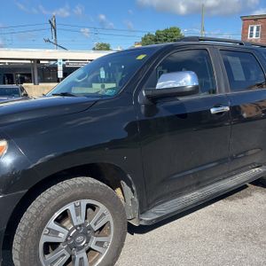 2010 Toyota SEQUOIA PLATINUM photo 2