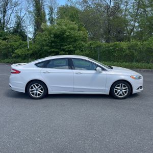 FORD FUSION SE - 10