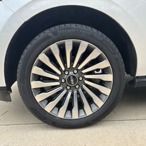 2019 Lincoln NAVIGATOR L RESERVE photo 16