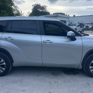 2023 Toyota HIGHLANDER XLE thumbnail 11