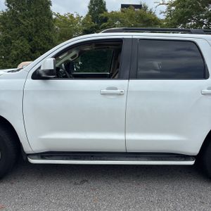 2010 Toyota SEQUOIA SR5 — фото 4