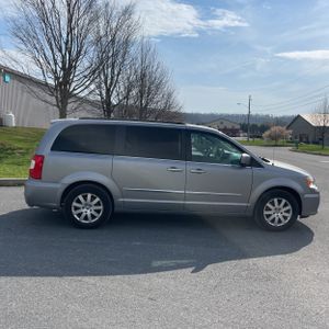 CHRYSLER TOWN AND COUNTRY TOURING - 10