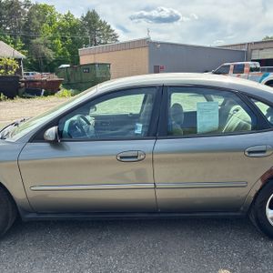FORD TAURUS SE - 4