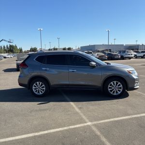 صورة 10 لـ 2017 Nissan ROGUE SV