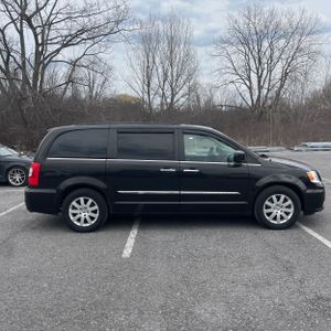 CHRYSLER TOWN AND COUNTRY TOURING - 10