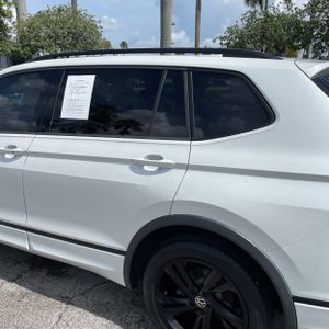 صورة 6 لـ 2023 Volkswagen TIGUAN SE R-LINE BLACK