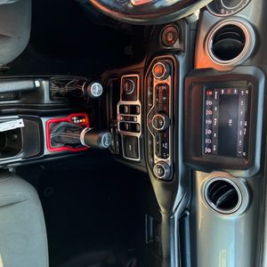 صورة 37 لـ 2018 JEEP WRANGLER UNLIMITED SAHARA