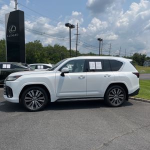 2025 Lexus LX 600 LUXURY photo 2