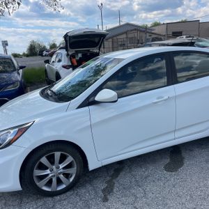 HYUNDAI ACCENT GLS - 2