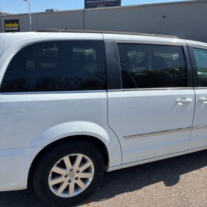 CHRYSLER TOWN AND COUNTRY TOURING - 9