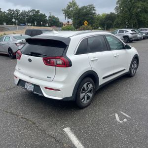 KIA NIRO LX - 8