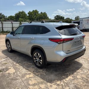 صورة 5 لـ 2021 Toyota HIGHLANDER XLE