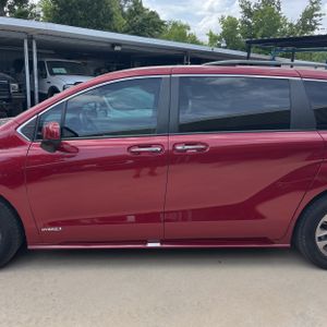 2021 Toyota SIENNA XLE 8-PASSENGER photo 4