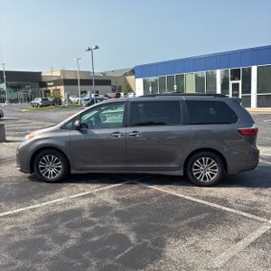 2020 Toyota SIENNA XLE 8-PASSENGER 照片 3