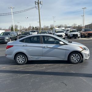 HYUNDAI ACCENT SE - 10