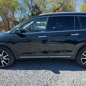 HONDA PILOT TOURING W/REAR CAPTAIN'S CHAIRS - 3