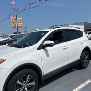 2018 Toyota RAV4 XLE photo 2