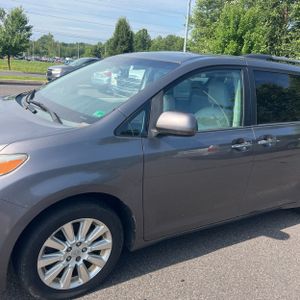 2011 Toyota SIENNA XLE 7-PASSENGER 照片 2
