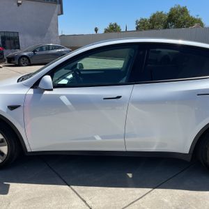 TESLA MODEL Y LONG RANGE - 4