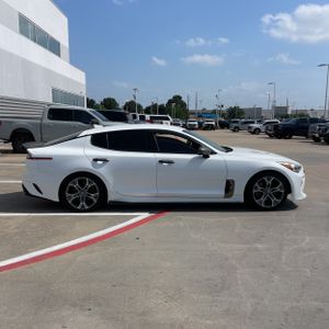 KIA STINGER - 10