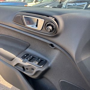صورة مصغرة 56 لـ 2014 FORD FIESTA SE