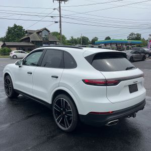 2023 Porsche CAYENNE photo 3