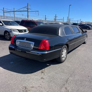 LINCOLN TOWN CAR EXECUTIVE - 8