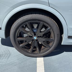 صورة 15 لـ 2025 BMW X7 M60I