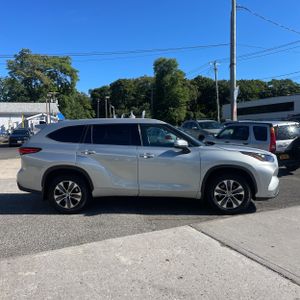 صورة 10 لـ 2022 Toyota HIGHLANDER XLE