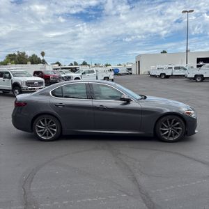 صورة 10 لـ 2017 ALFA Romeo GIULIA BASE