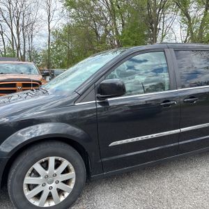 CHRYSLER TOWN AND COUNTRY TOURING - 2