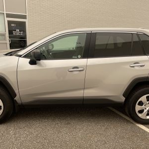 2025 Toyota RAV4 LE 照片 4