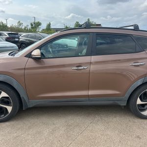 HYUNDAI TUCSON LIMITED - 4