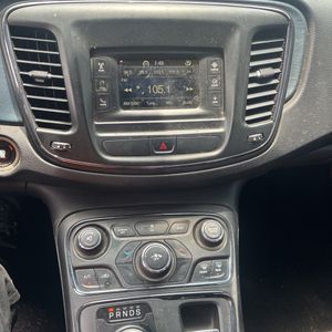 2015 Chrysler 200 S — миниатюра 37
