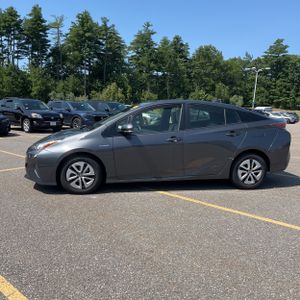 صورة 4 لـ 2017 Toyota PRIUS THREE