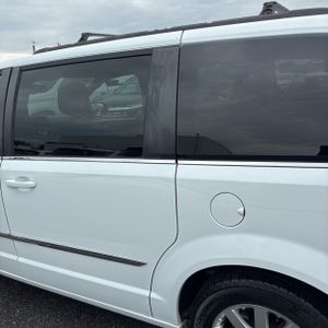 CHRYSLER TOWN AND COUNTRY TOURING - 5
