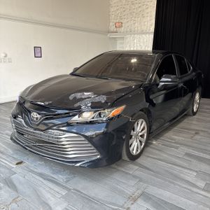2018 Toyota CAMRY LE photo 1