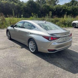 صورة 5 لـ 2019 Lexus ES 300H LUXURY