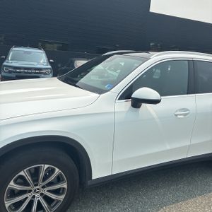 2025 Mercedes-BENZ GLC photo 2