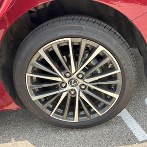 صورة مصغرة 18 لـ 2025 Lexus ES 350 BASE