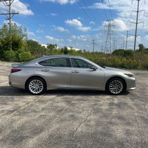 صورة 10 لـ 2019 Lexus ES 300H LUXURY