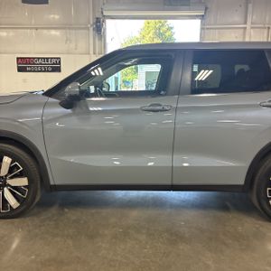 2025 Mitsubishi OUTLANDER SE — фото 4