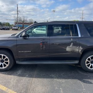 CHEVROLET SUBURBAN LT - 4