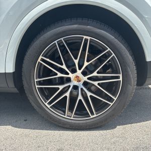 2025 Porsche CAYENNE thumbnail 18