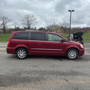 CHRYSLER TOWN AND COUNTRY TOURING - 10