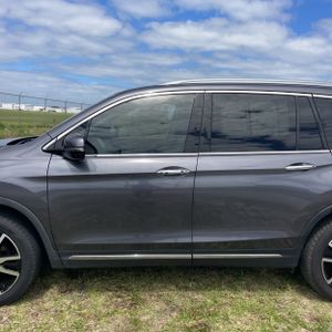 HONDA PILOT TOURING W/REAR CAPTAIN'S CHAIRS - 4