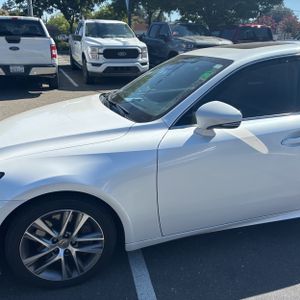 صورة 2 لـ 2019 Lexus IS 300 BASE